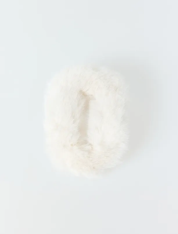 Bayan Beyaz Peluş Çıtçıtlı Toka