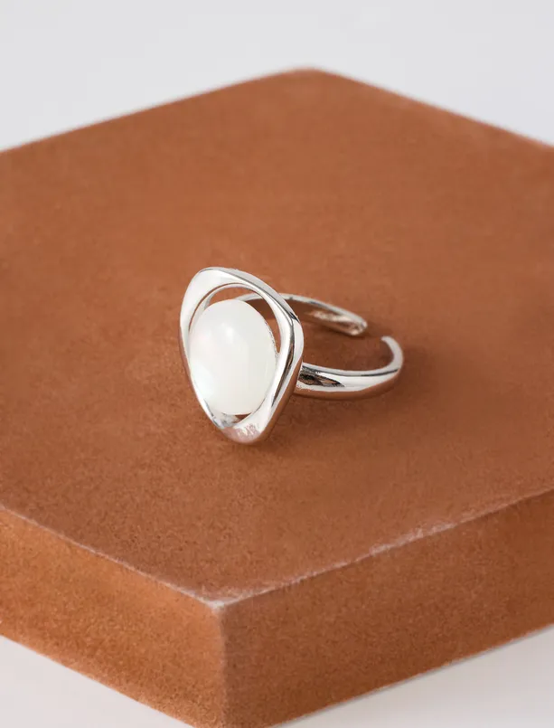 Women Grey Modern Ring with Detailed Mother-of-Pearl Inlay