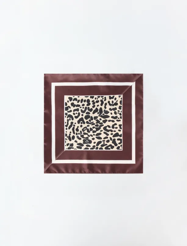 Bayan Kahverengi Leopar Desenli Dokuma Eşarp